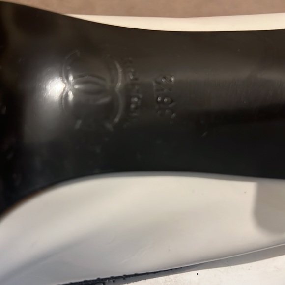 Vintage CHANEL Two Tone Stretch Cap Toe Pump - Picture 7 of 7